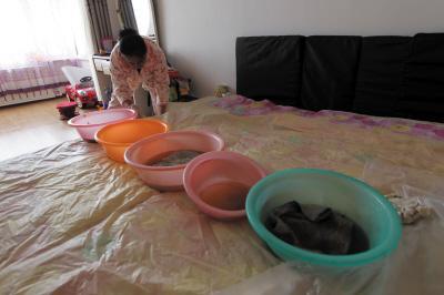 新丰楼上漏水，住户失联，小区没物管，业主维权难！律师来支招……